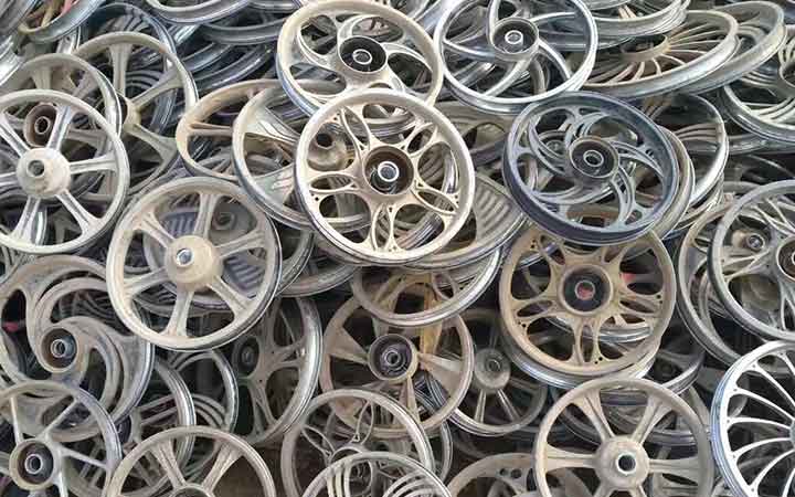 輪轂破碎機(jī)工作原理